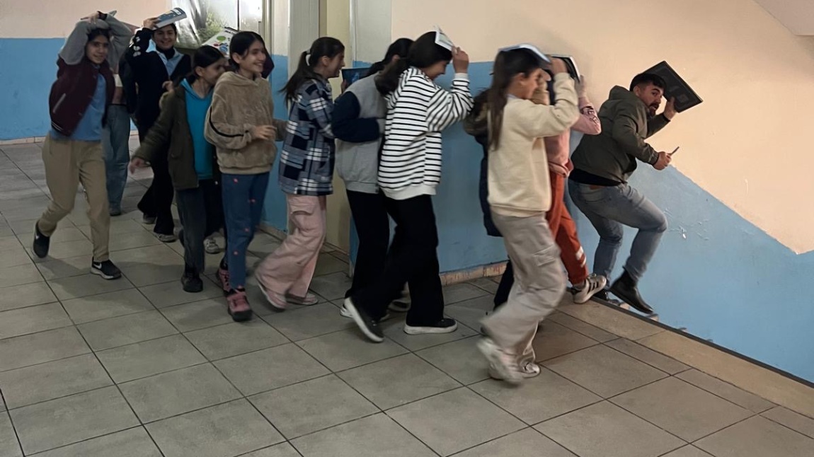 Sivil savunma haftası kapsamında okulumuzda deprem tatbikatı gerçekleştirildi.
